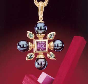 Pendant by Cathleen Bunt: Winner of the Spectrum Award 2003